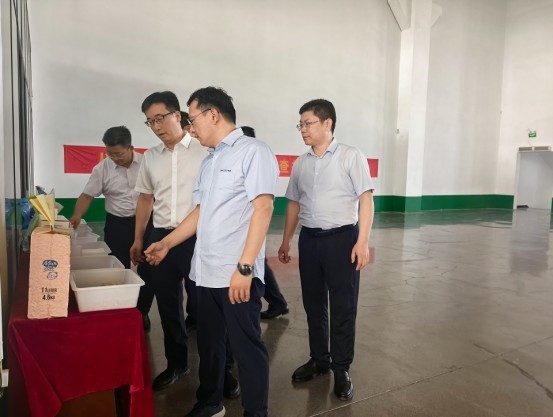 Zaozhuang Municipal Bureau of Rolniction and Rural Affairs przybyło szczerze, aby wykonać działalność „opieki nad pracownikami, wysyłając chłód w lecie”